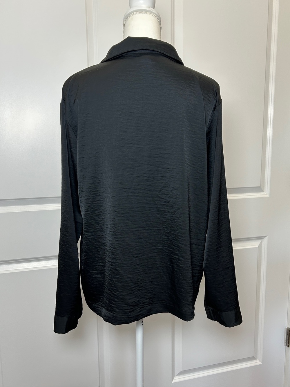 Auden Womens Black‎ Satin Pajama Set Long Sleeve Button Up Top and Shorts Size M - Picture 4 of 8